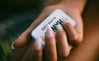 Et si on succombait au baby boomer coloré, la tendance manucure la plus hype de la rentrée ?