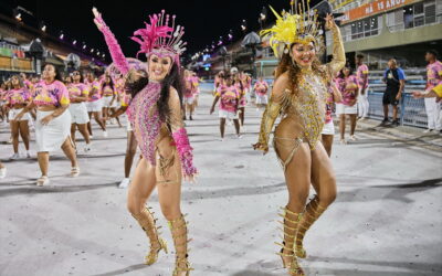Deux amies, une même passion : Sylvie Indice et Gloria Delgado brillent au Carnaval de Rio.